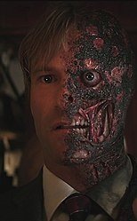 250px-Harvey_Two-Face.jpg.efb60d1cd0c0ca19ab1e797653ef5bcc.jpg