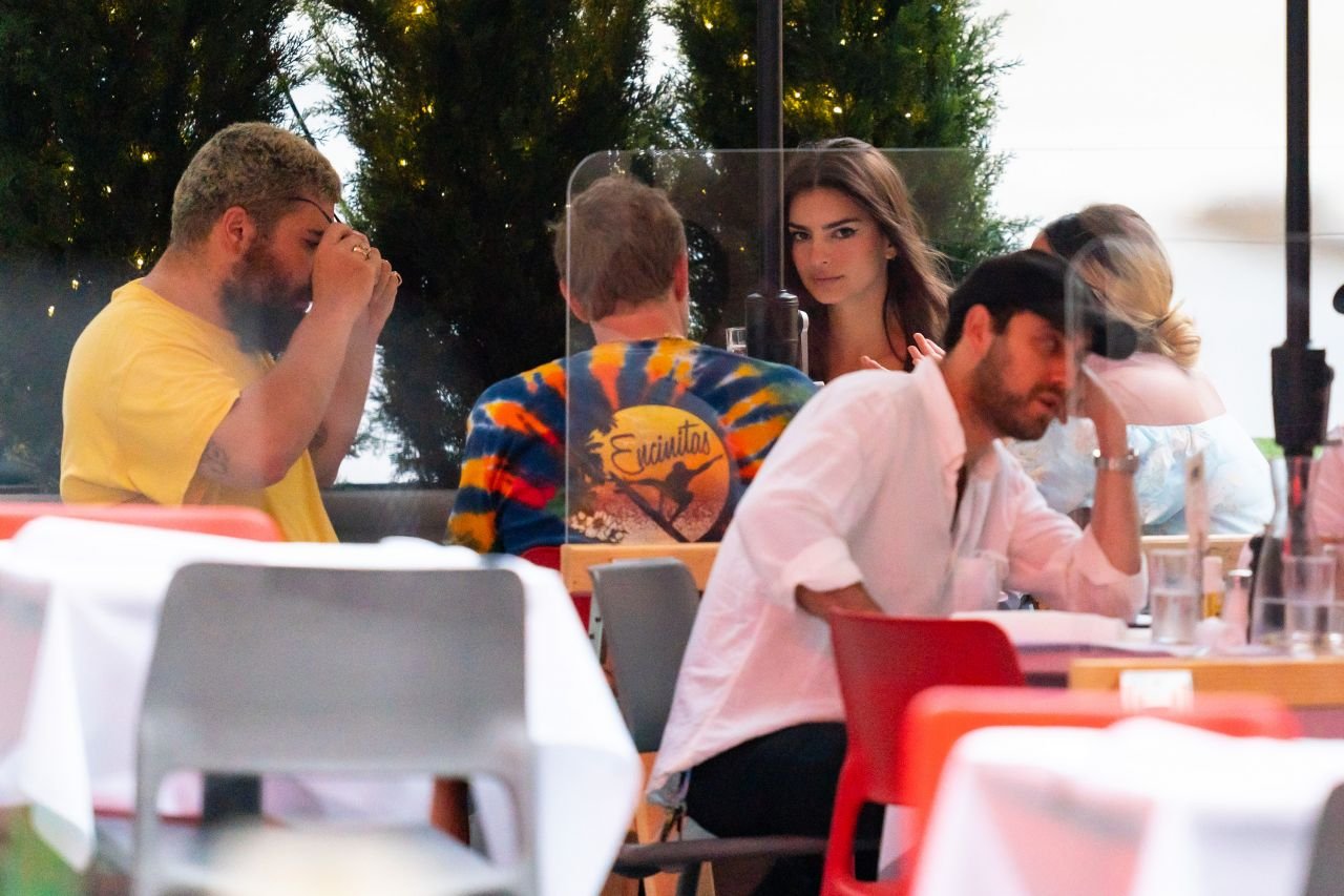 emily-ratajkowski-dines-at-the-odeon-in-nyc-07-23-2020-0.jpg.e0408f7d7216ccfcfbb23fecfe48163c.jpg