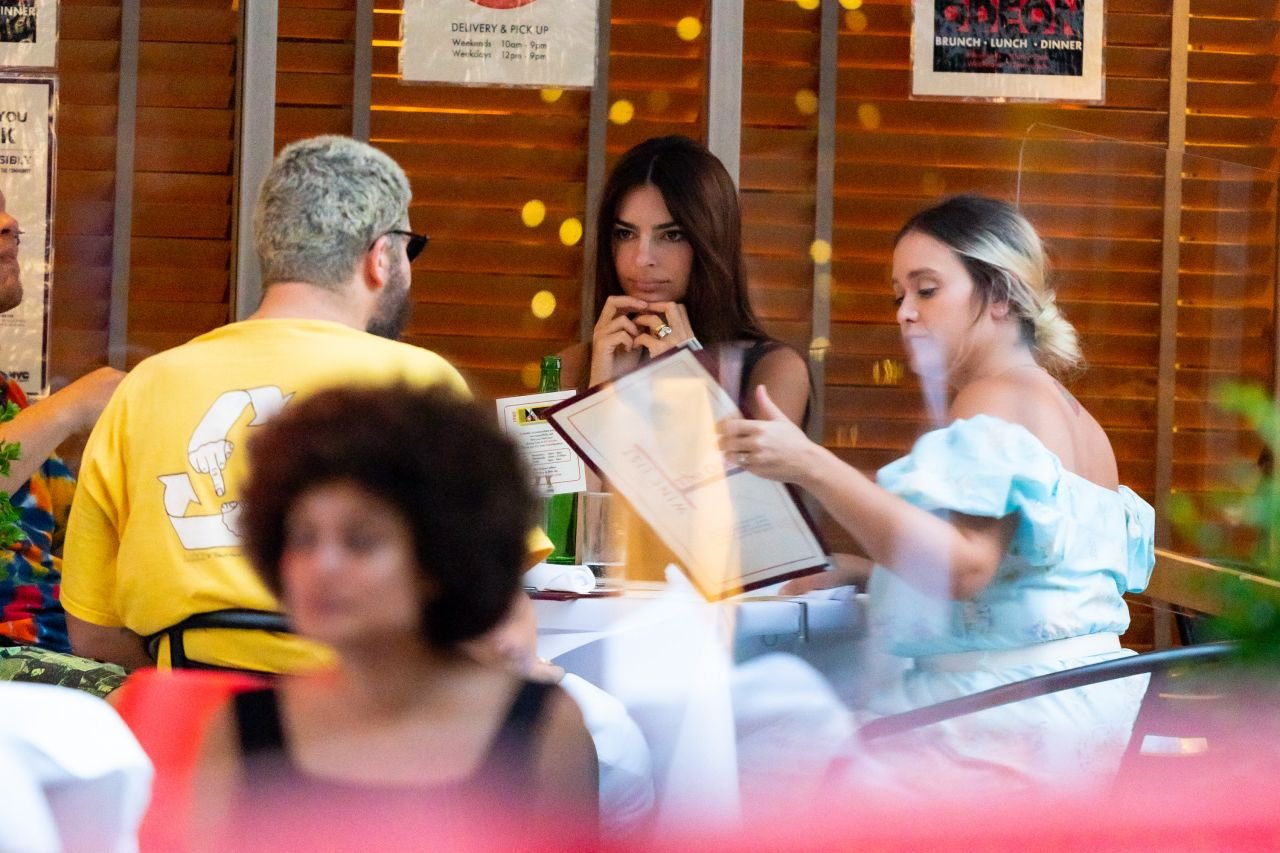 emily-ratajkowski-dines-at-the-odeon-in-nyc-07-23-2020-4.jpg.6fd20a26254857df53afa34b7fcc7371.jpg