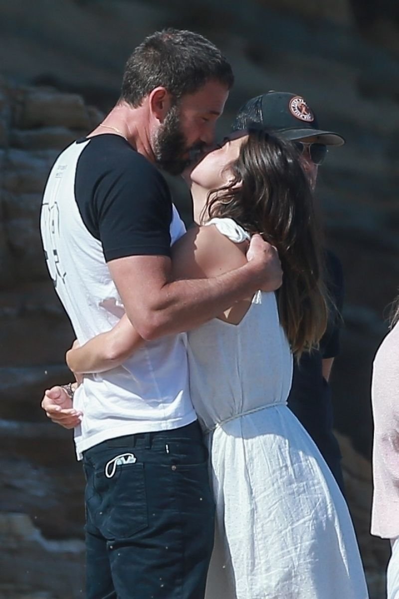 320703841_ana-de-armas-and-ben-affleck-beach-in-malibu-08-03-2020-13(1).jpg.553a44e8f1fd61c388c3396ef0a4c49d.jpg