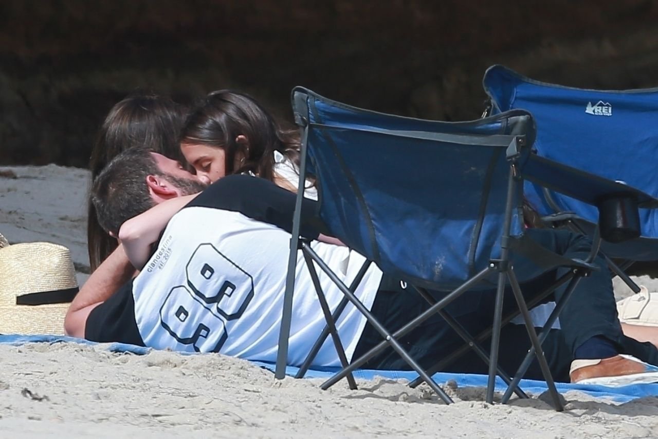ana-de-armas-and-ben-affleck-beach-in-malibu-08-03-2020-1.jpg.aed813c550ccc3ee413b0c840f7b7322.jpg