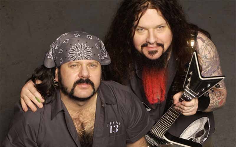 dimebag-and-vinnie.jpg.88f21853d853d0a24ce6aa5cb5fb9779.jpg