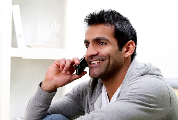 young-man-calling-by-phone_144627-9623.jpg.bf3f23b0d5de3210de2fd6f98b0a93d9.jpg